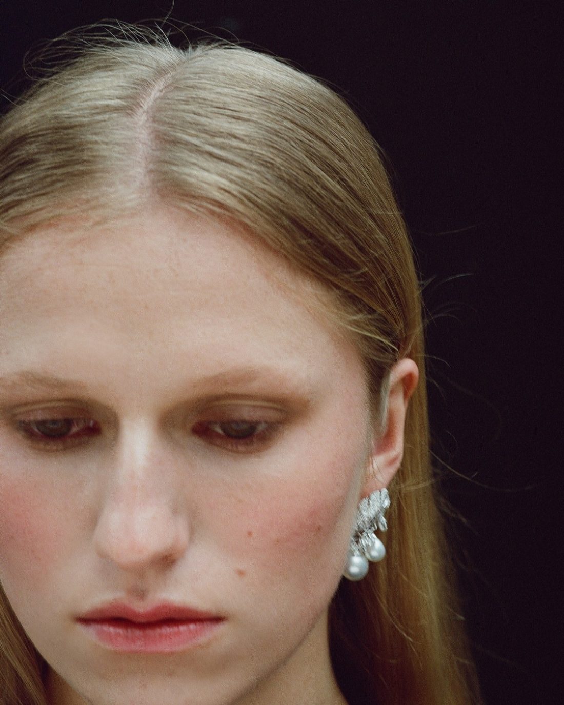 Izzy photographed by @ellielouisecoker for SIDE NOTE : Stylist @karla_clarke Hair @darrensummors Makeup @nishavanberkelmakeup Creative Direction @karla_clarke